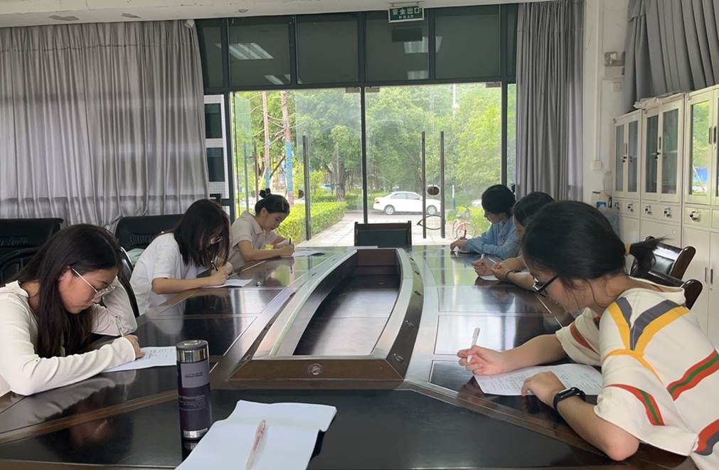 小孩们在桌子边低可信度描述已自动生成 小孩们在桌子边低可信度描述已自动生成