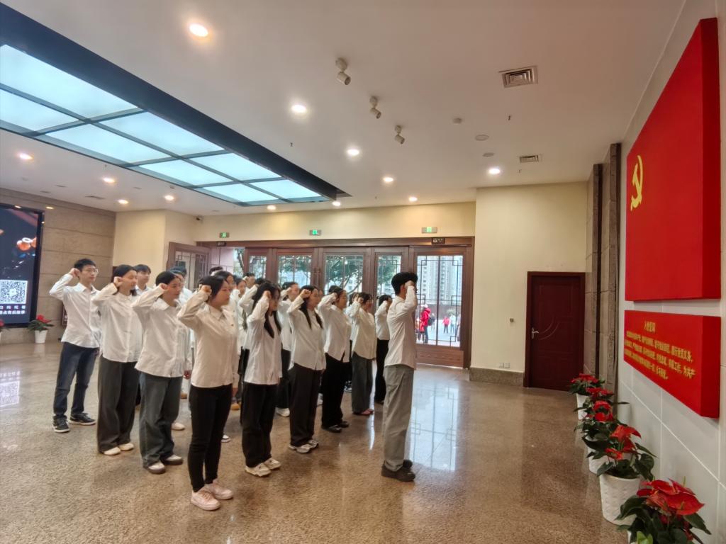 【图片】管理学院党总支组织开展“弘扬红岩精神,传承红色基因”主题党日活动暨新发展党员党性锤炼活动2